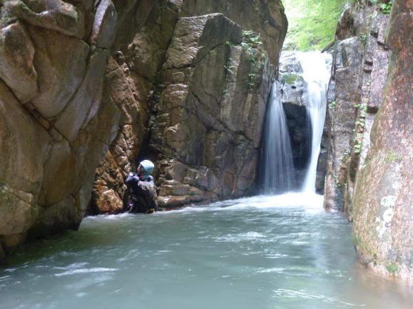 不動滝のｺﾞﾙｼﾞｭを泳いで取り付くが課題を残す